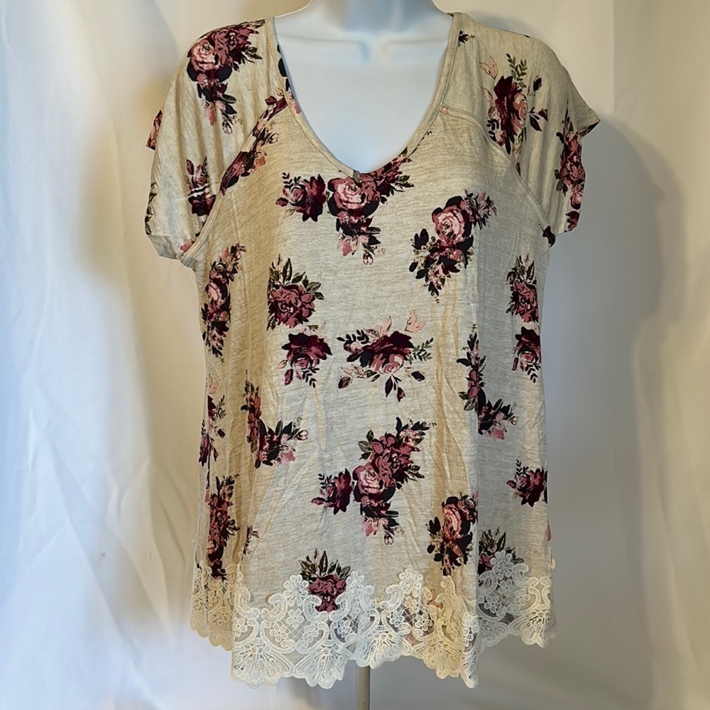 New Jolt Woman’s Size Medium Neutral Color Top Pink Red Roses Pattern Blouse